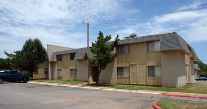 Oakridge Village Apartments in Oklahoma City, OK - Building Photo - Building Photo