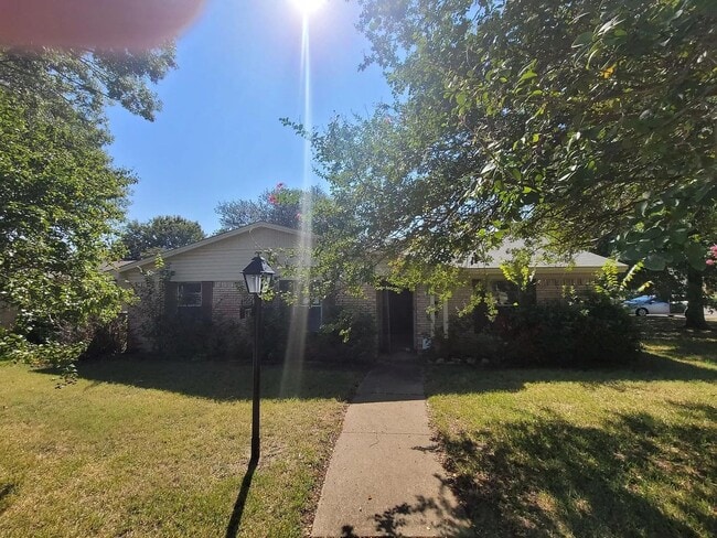 property at 1916 W Rochelle Rd