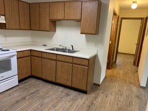 1112 Devney Dr in Altoona, WI - Foto de edificio - Building Photo