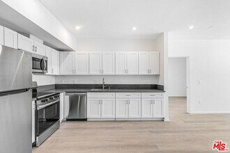 1227 N Berendo St in Los Angeles, CA - Foto de edificio - Building Photo