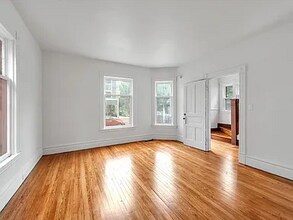 1560 Wealthy St SE in Grand Rapids, MI - Building Photo - Building Photo