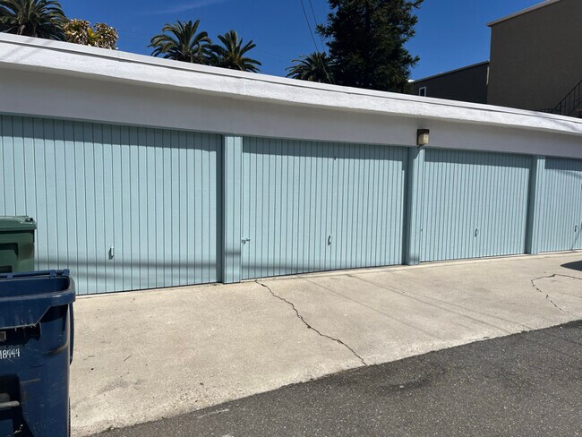 1213 Delaware St-Unit -Unit C in Huntington Beach, CA - Building Photo - Building Photo