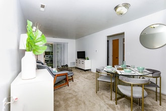 Oakwood Place in Midland, MI - Building Photo - Interior Photo