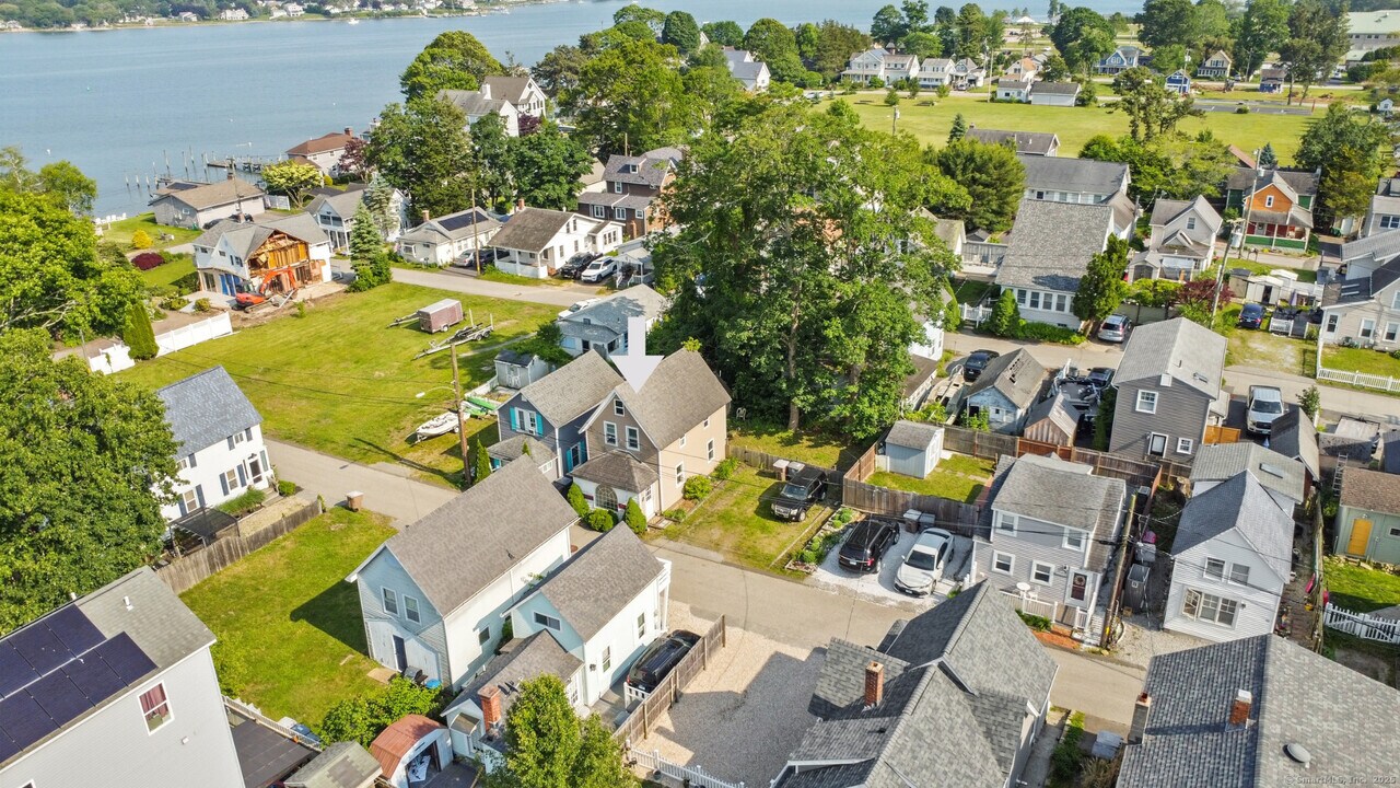 14 S Pine St in East Lyme, CT - Building Photo