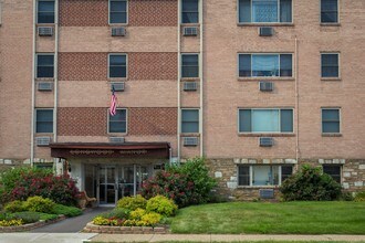 Longwood Manor in Philadelphia, PA - Foto de edificio - Building Photo