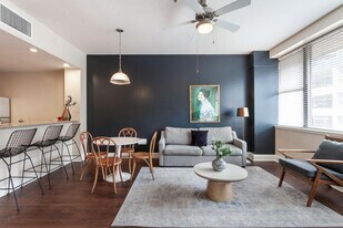 925 Common St in New Orleans, LA - Building Photo