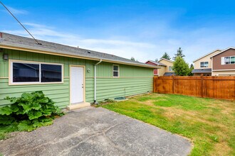 15704 Ash Way-Unit -ID1256072P in Lynnwood, WA - Foto de edificio - Building Photo