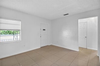 2744 SW 23rd Ter in Miami, FL - Building Photo - Building Photo