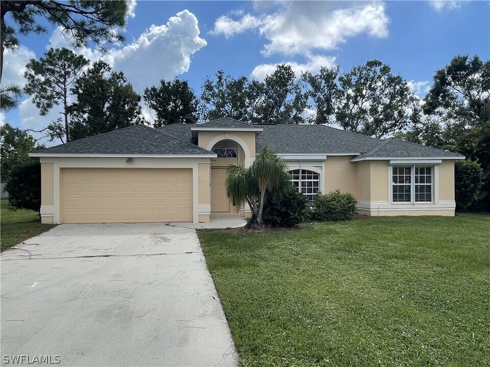 9758 Country Oaks Dr in Ft. Myers, FL - Building Photo
