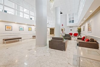 9341 Collins Ave in Surfside, FL - Foto de edificio - Building Photo