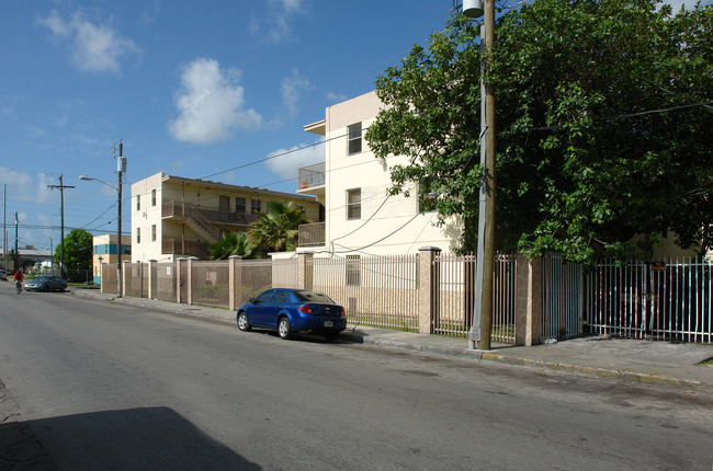 1212 NW 1 Pl in Miami, FL - Foto de edificio - Building Photo