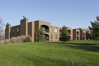 The Parkshore Apartments of Arden Hills in Arden Hills, MN - Foto de edificio - Building Photo