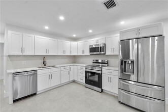 3655 Stirling Rd-Unit -1 in Hollywood, FL - Building Photo - Building Photo