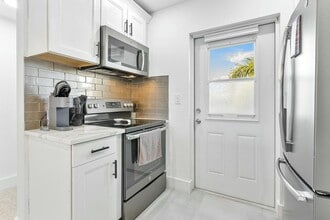 330 N Federal Hwy, Unit 211 in Deerfield Beach, FL - Building Photo - Building Photo