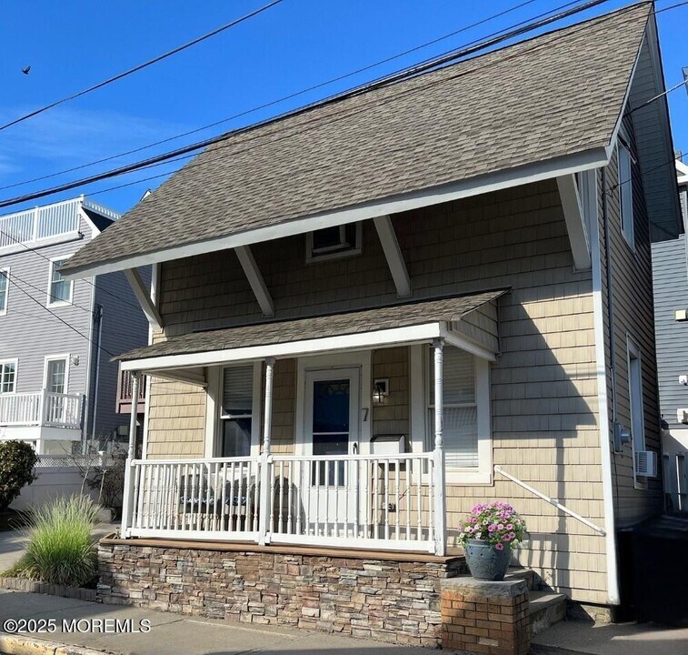 7 Surf St in Sea Bright, NJ - Building Photo