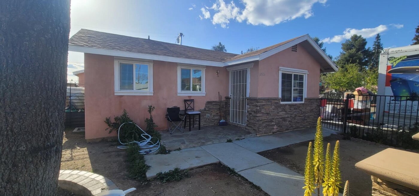 495 Martin St in Banning, CA - Foto de edificio