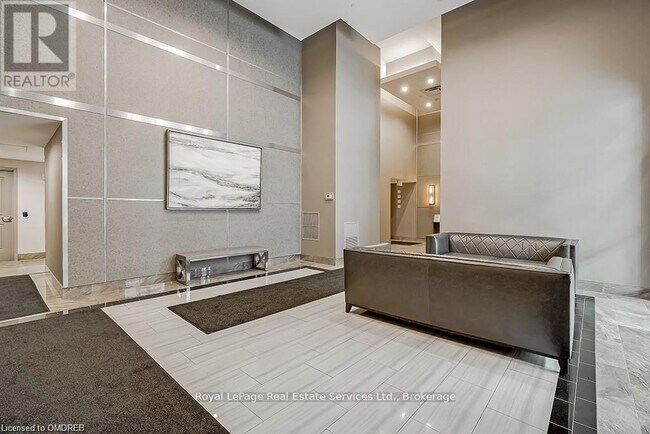 2490 Old Bronte Rd in Oakville, ON - Building Photo - Building Photo