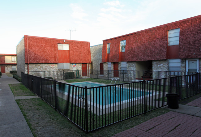 Angelique Apartments in Dallas, TX - Foto de edificio - Building Photo