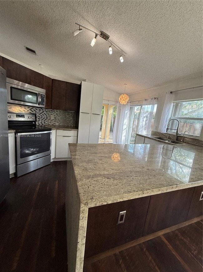 5858 NW 113th Pl in Doral, FL - Building Photo - Building Photo