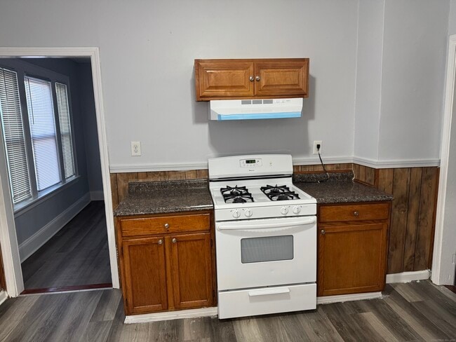 228 Whiting St in New Britain, CT - Building Photo - Building Photo