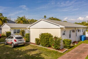 17049 1st St E in North Redington Beach, FL - Building Photo