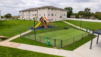 Ridgeland Park Apartments in York in York, NE - Foto de edificio - Building Photo