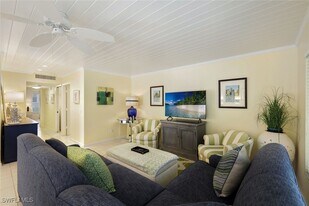 286 4th St S in Naples, FL - Building Photo