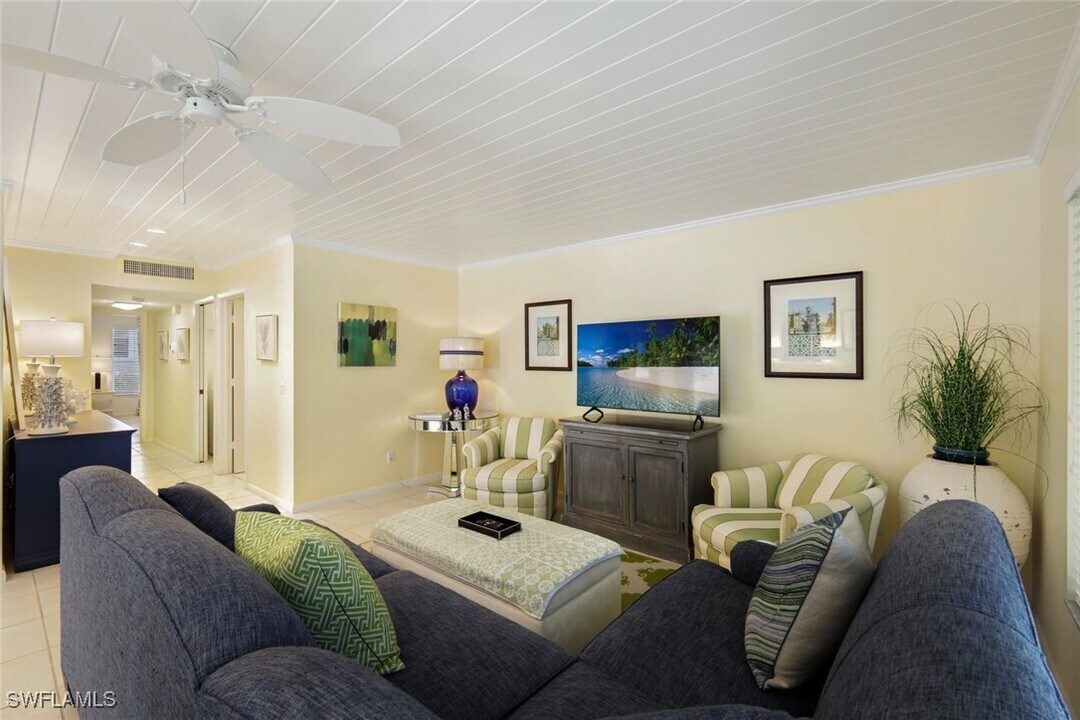 286 4th St S in Naples, FL - Building Photo