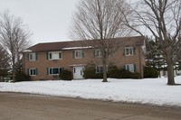 2068 Lilly St in East Troy, WI - Foto de edificio - Building Photo