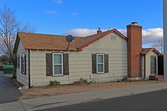 1250 Sullivan Ln in Sparks, NV - Building Photo - Building Photo