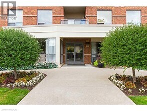 5070 Fairview St in Burlington, ON - Building Photo - Building Photo