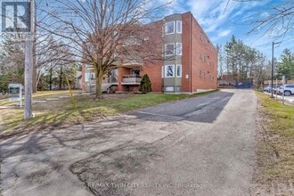 401 Erb St W in Waterloo, ON - Building Photo - Building Photo