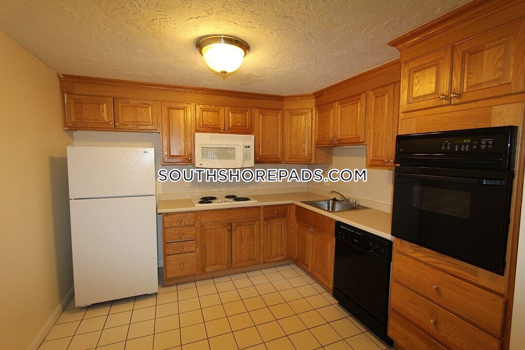 38-48 Dean St in Norwood, MA - Building Photo