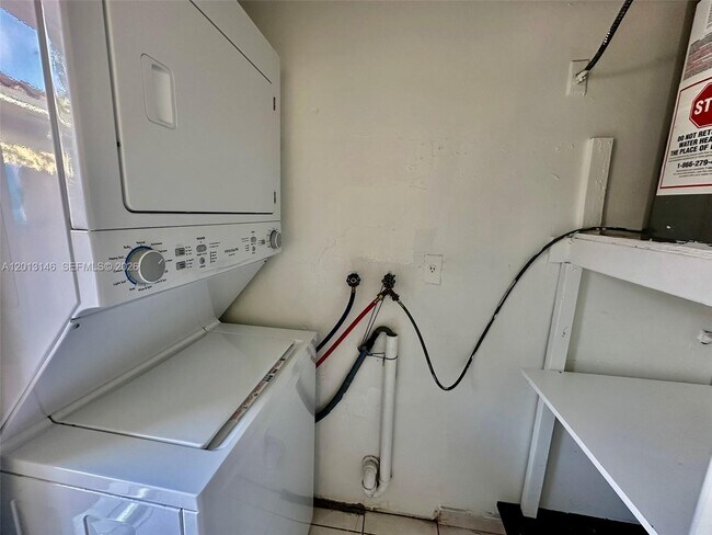 666 W 17th St in Hialeah, FL - Building Photo - Building Photo