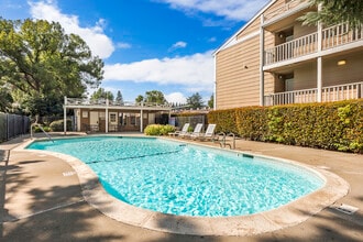 Colonial Garden Apartments in Yuba City, CA - Foto de edificio - Building Photo