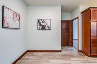 The Oaks at 8100 in Oak Creek, WI - Foto de edificio - Interior Photo