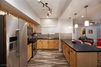 8725 W Flamingo Rd in Las Vegas, NV - Building Photo - Building Photo