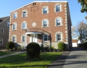 96 Smith St in Freeport, NY - Building Photo - Building Photo