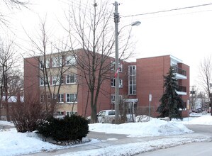 2052 Courtland Pl in Burlington, ON - Building Photo - Building Photo