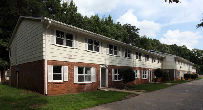 Magnolia Manor Apartments in Greensboro, NC - Building Photo - Building Photo