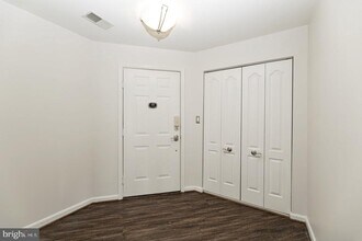 7706 Haynes Point Way in Alexandria, VA - Foto de edificio - Building Photo