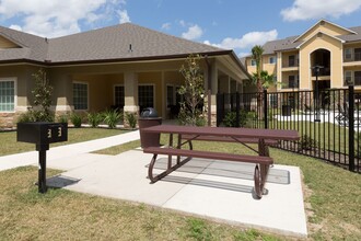 Retama Park in Olmito, TX - Foto de edificio - Building Photo