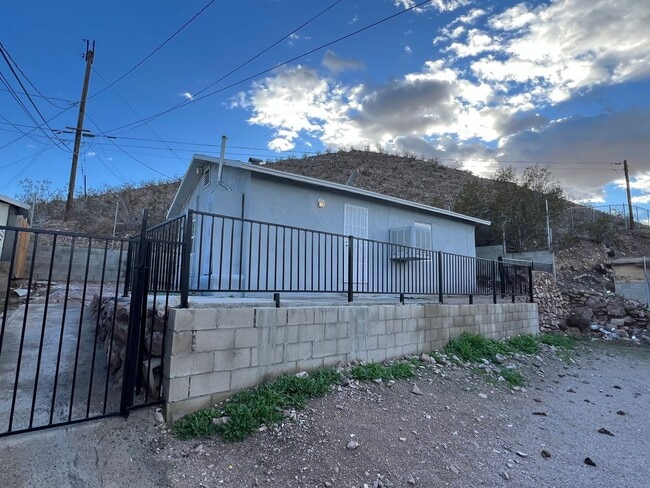 216 Hutchison St in Barstow, CA - Building Photo - Building Photo