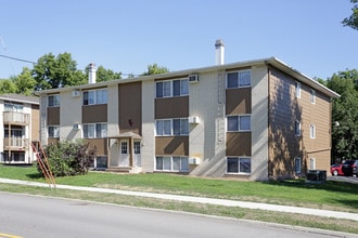 Country Club View in Cedar Rapids, IA - Foto de edificio - Building Photo