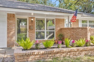 5518 McKnight St in Houston, TX - Building Photo