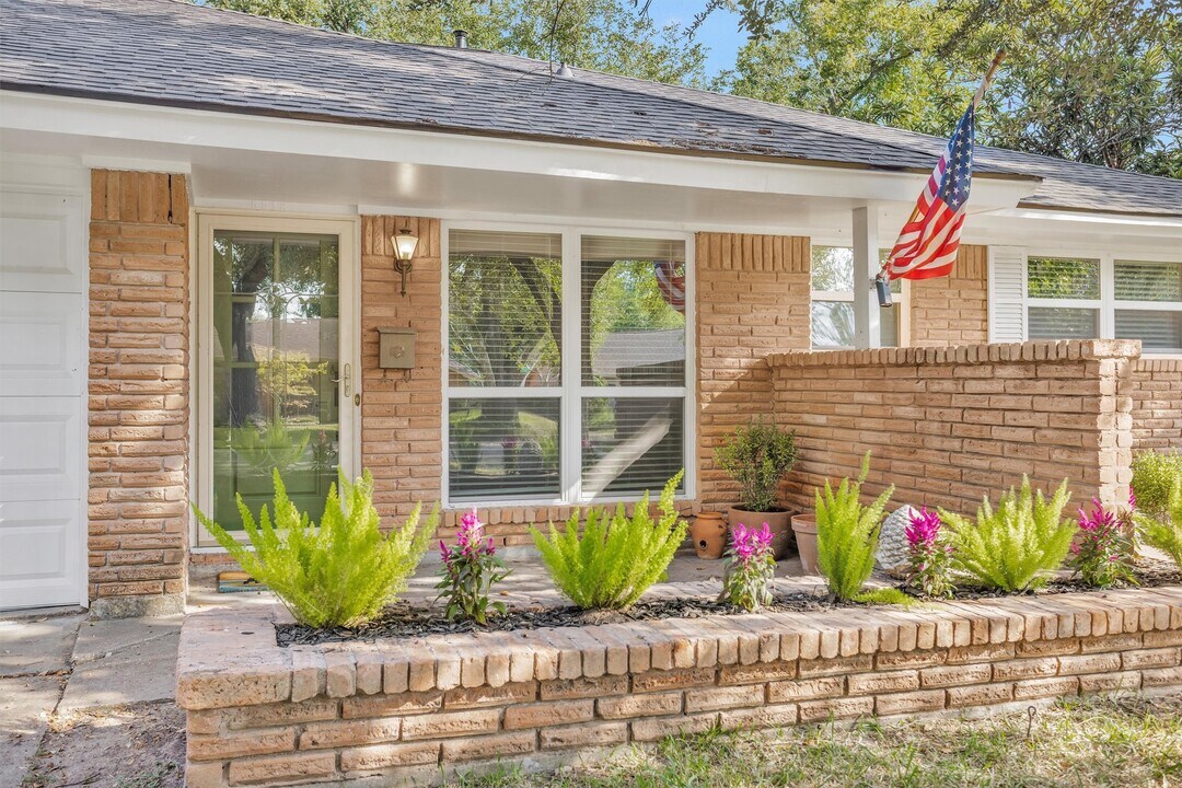 5518 McKnight St in Houston, TX - Building Photo