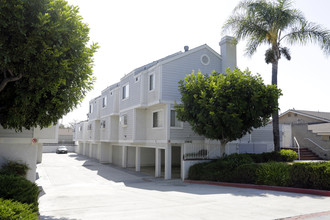 15642 Pasadena Ave in Tustin, CA - Foto de edificio - Building Photo