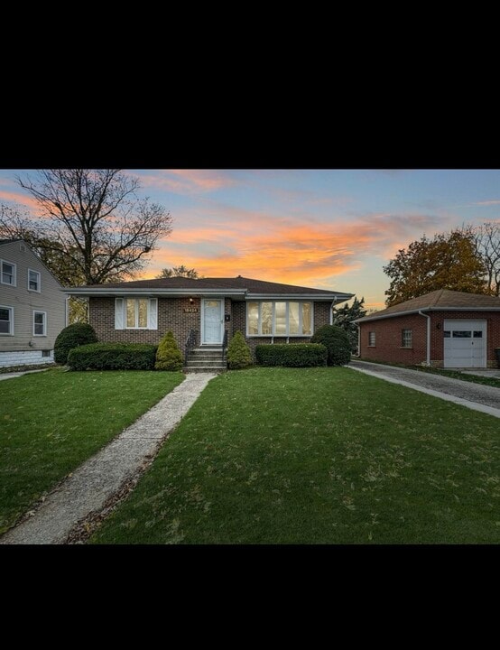 18424 Chicago Ave in Lansing, IL - Foto de edificio