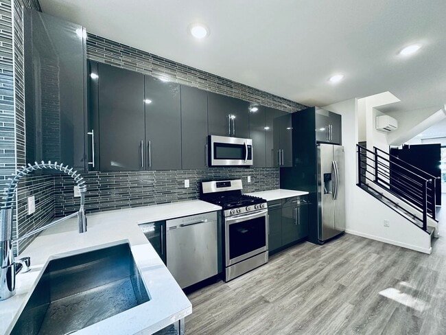 2045 NW 63rd St in Seattle, WA - Building Photo - Building Photo