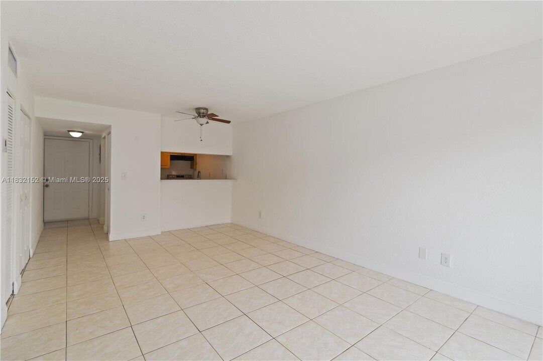 1095 W 77th St in Hialeah, FL - Building Photo